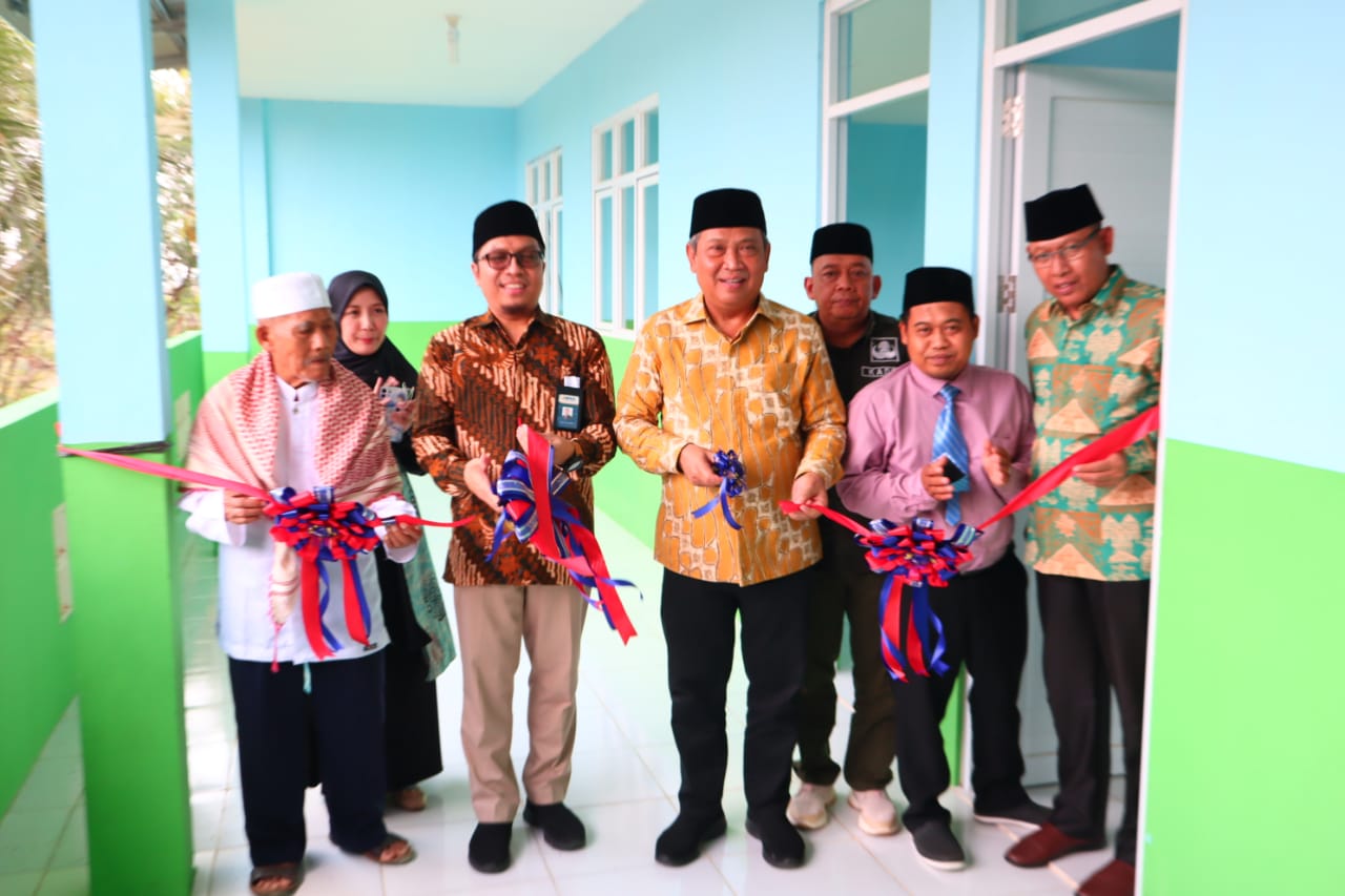 Dewan Muhammad Rizal saat menggunting pita simbolis peresmian ruang kelas baru sekolah MI Mathlaul Huda Cicalengka.