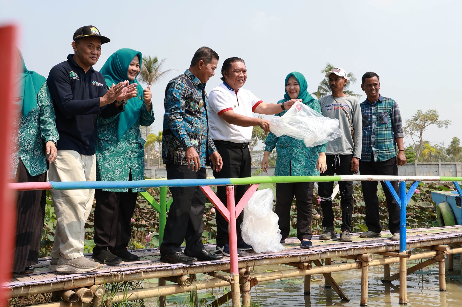 Kampanye Gemarikan, Al Muktabar Bersama Syafrudin Tebar Ribuan Benih Ikan di Taktakan Serang