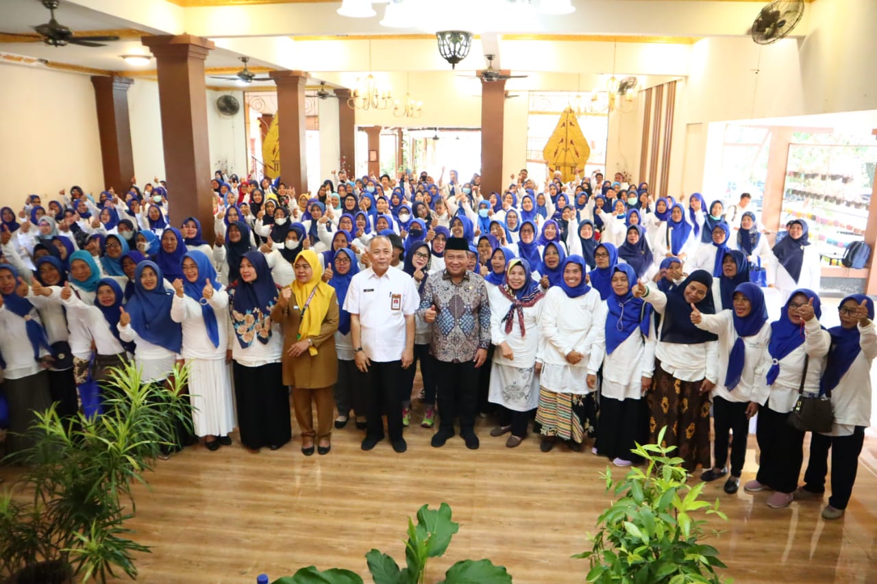 Dewan Muhammad Rizal dan narasumber saat foto bersama masyarakat.