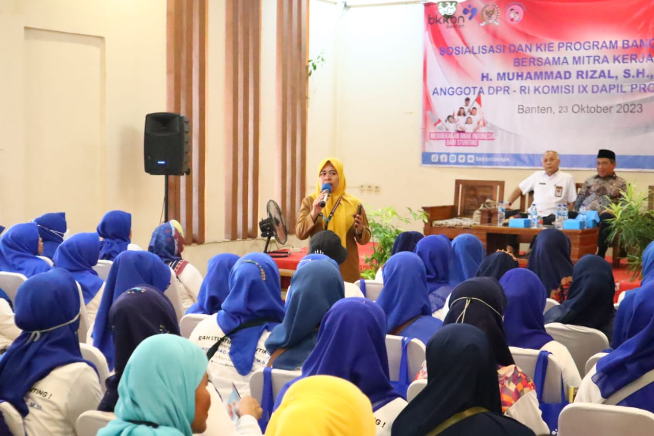 Ibu Dewiyanti dari Dinas Pengedalian Penduduk dan Keluarga Berencana (DPPKB) Kabupaten Tangerang saat memaparkan materi pencegahan stunting.