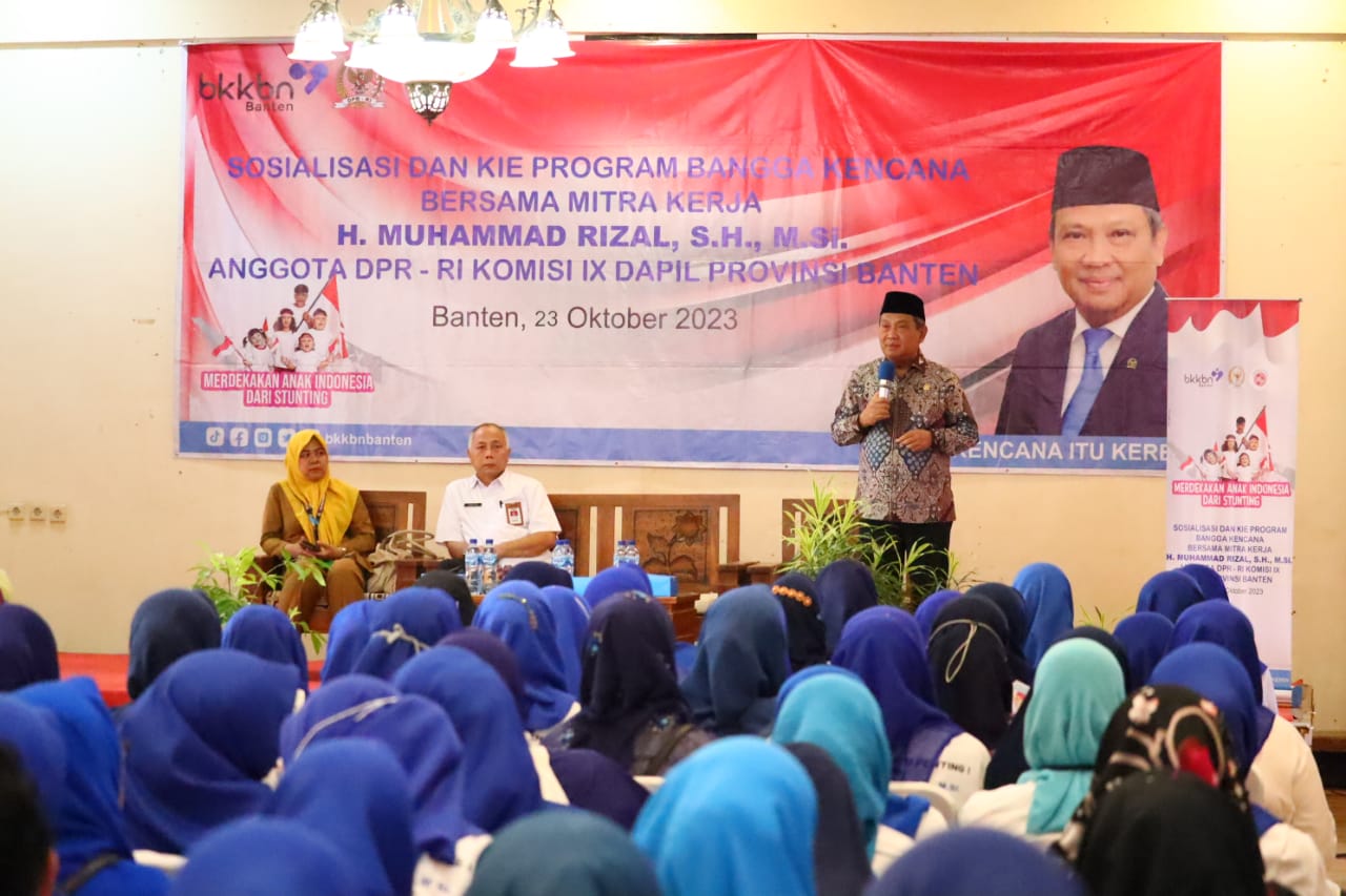 Dewan Muhammad Rizal saat memaparkan materi sosialisasi pencegahan stunting.