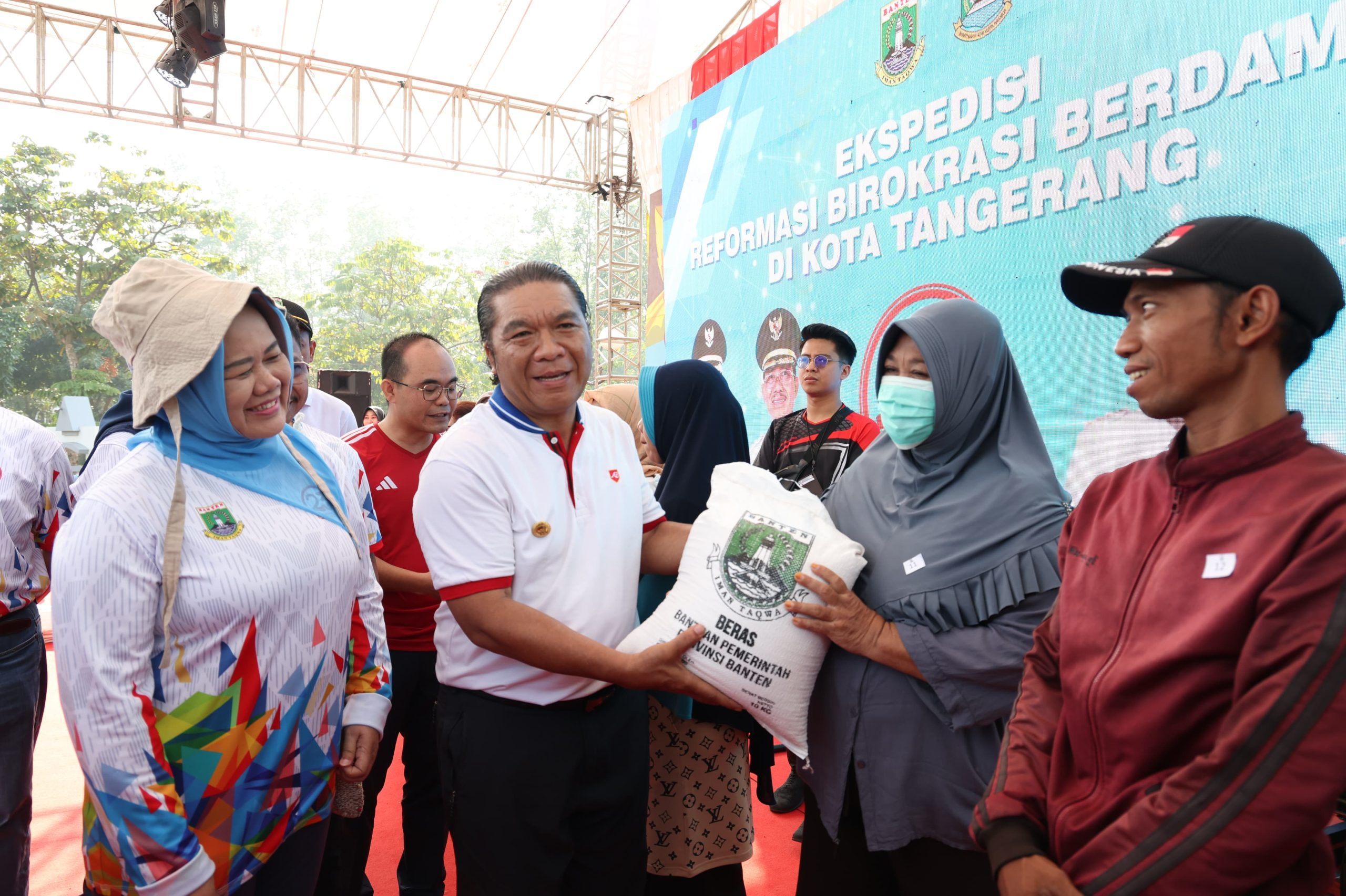 Tinjau Penyaluran Bantuan Sosial di Pemkot Tangerang, Al Muktabar : Bila Ada Problem Segera Lapor