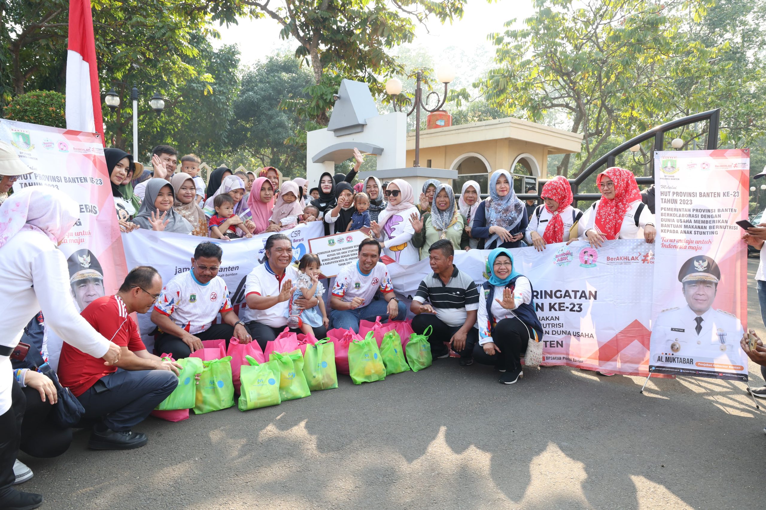 Al Muktabar foto bersama penerima manfaat masyarakat kota Tangerang.