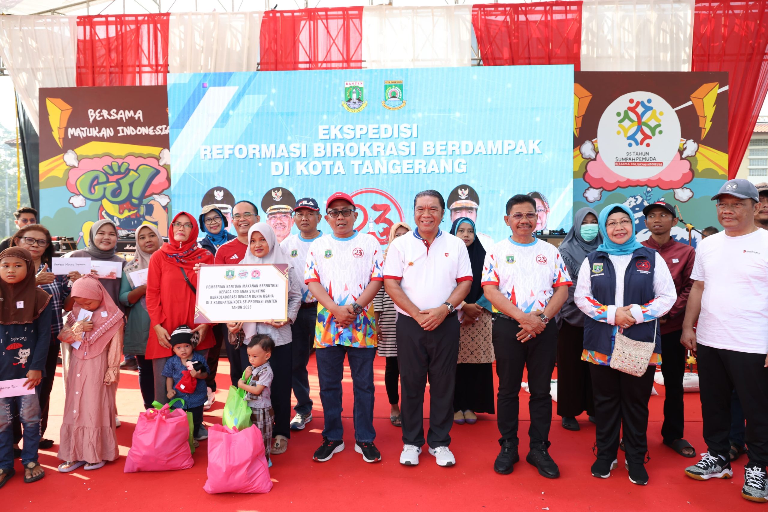 Al Muktabar foto bersama penerima manfaat masyarakat kota Tangerang.