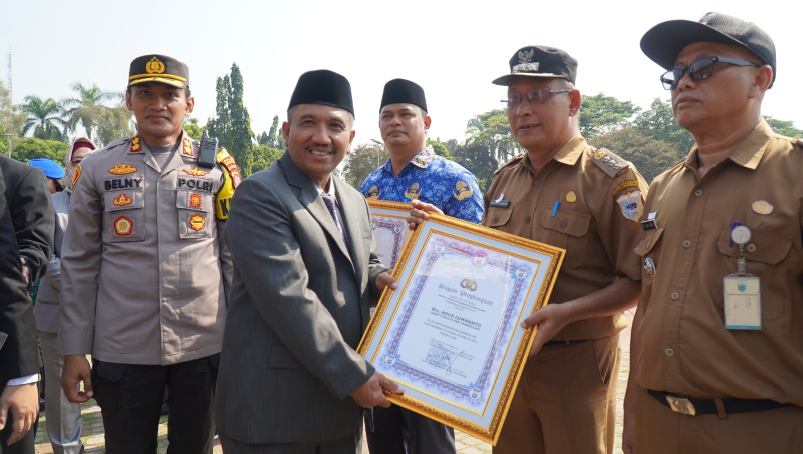 Sekda Ali Fahmi Sumanta saat memberikan penghargaan kepada jajarannya.