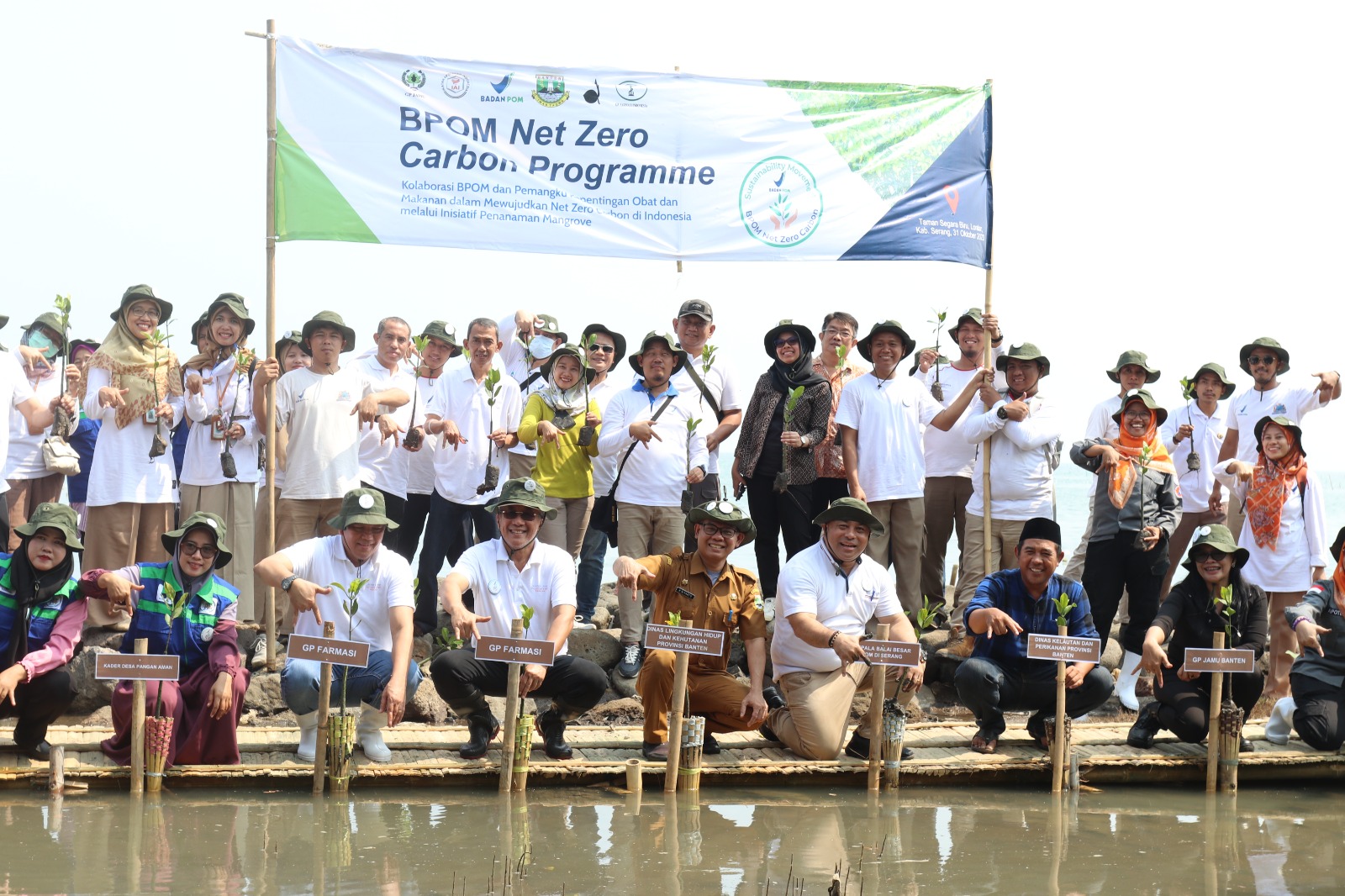 BPOM Serang Bersama Asosiasi Pengusaha Obat dan Makanan Banten Tanam 1.000 Mangrove di Desa Lontar