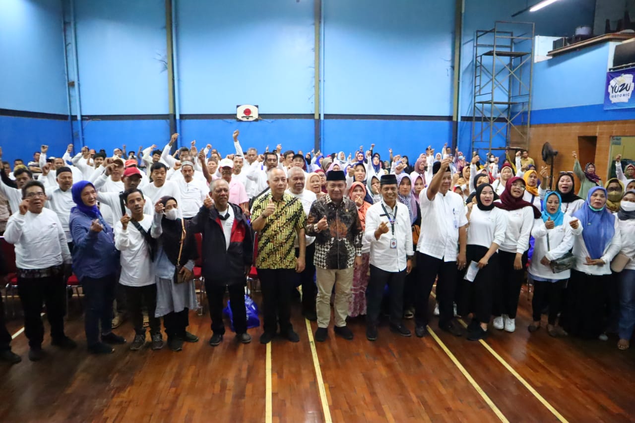 Dewan Muhammad Rizal dan narasumber foto bersama masyarakat.