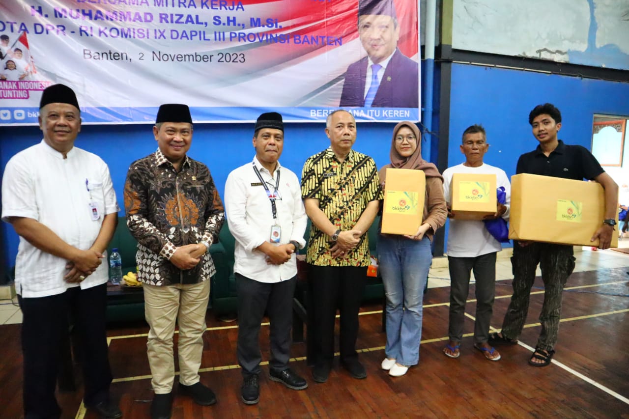 Dewan Muhammad Rizal dan narasumber foto bersama para pemenang dorprize.