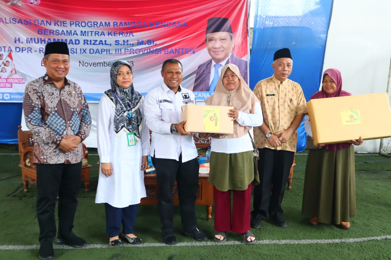 Dewan Muhammad Rizal dan narasumber saat menyerahkan hadiah dorprize.