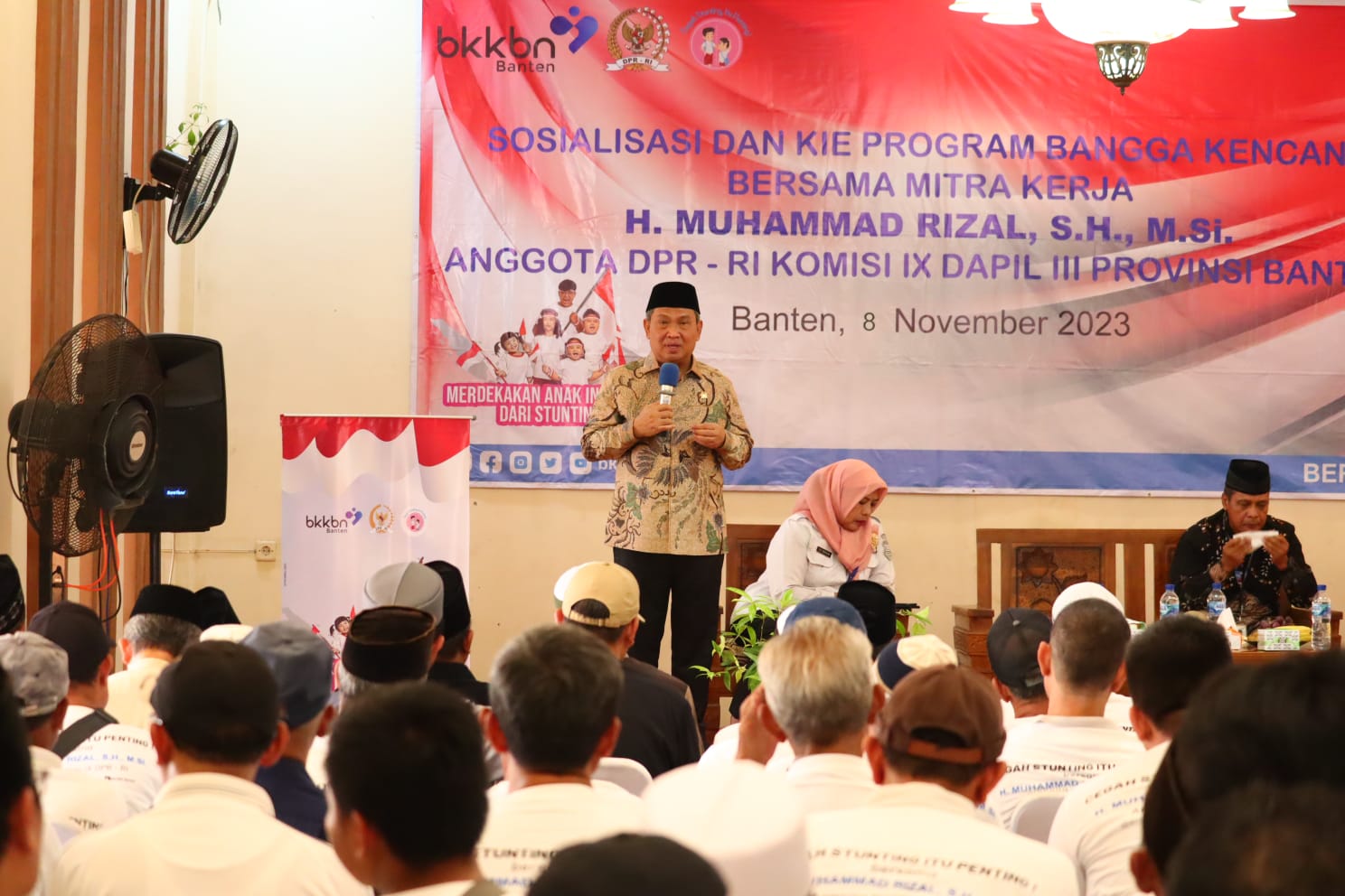 Dewan Muhammad Rizal saat memaparkan materi sosialisasi pencegahan stunting.