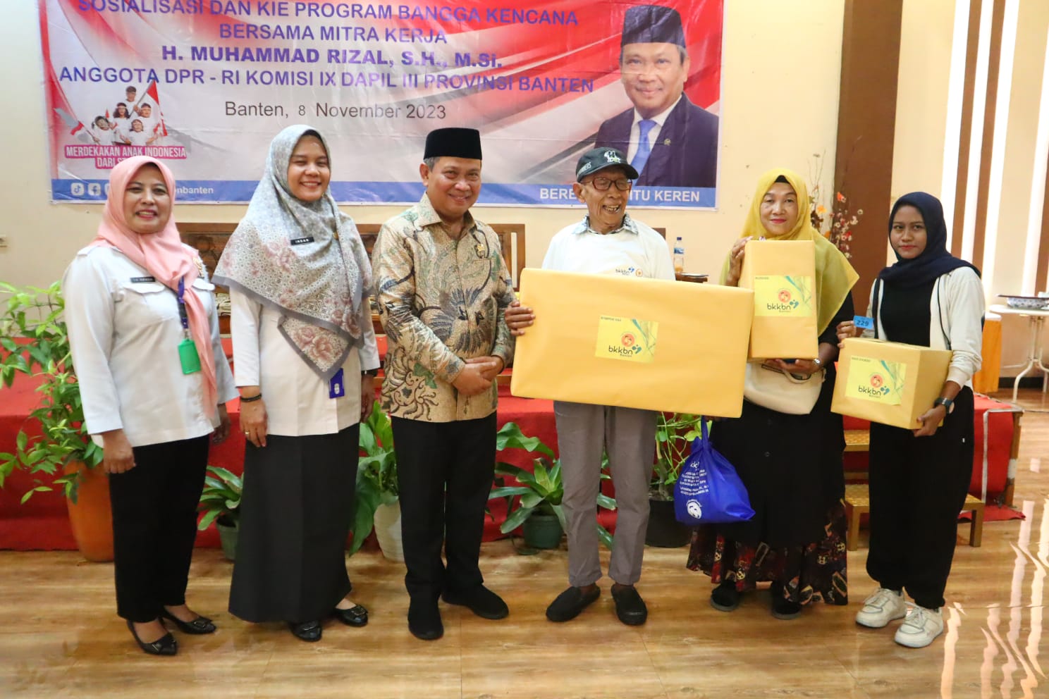 Dewan Muhammad Rizal dan narasumber bersama para pemenang dorprize.