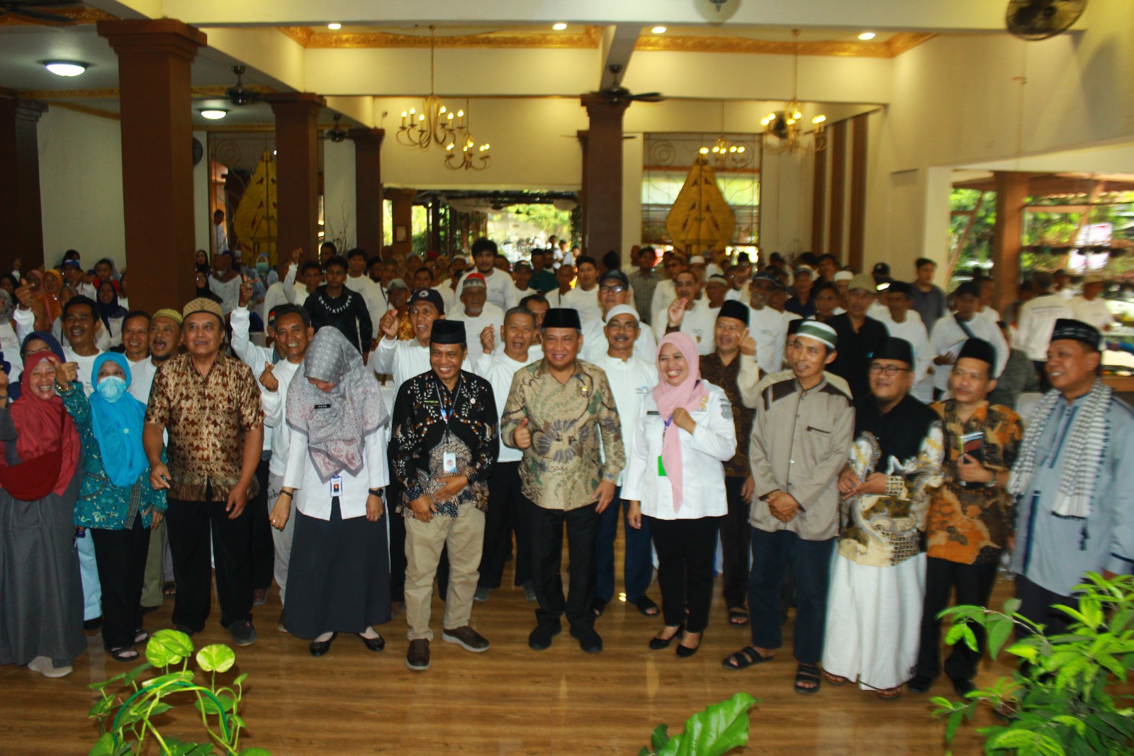 Dewan Muhammad Rizal saat foto bersama masyarakat.