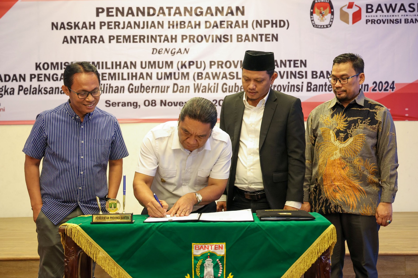 Pj Al Muktabar saat Penandatangan Naskah Perjanjian Hibah Daerah (NPHD) antara Pemerintah Provinsi Banten dengan KPU dan Bawaslu Provinsi Banten.