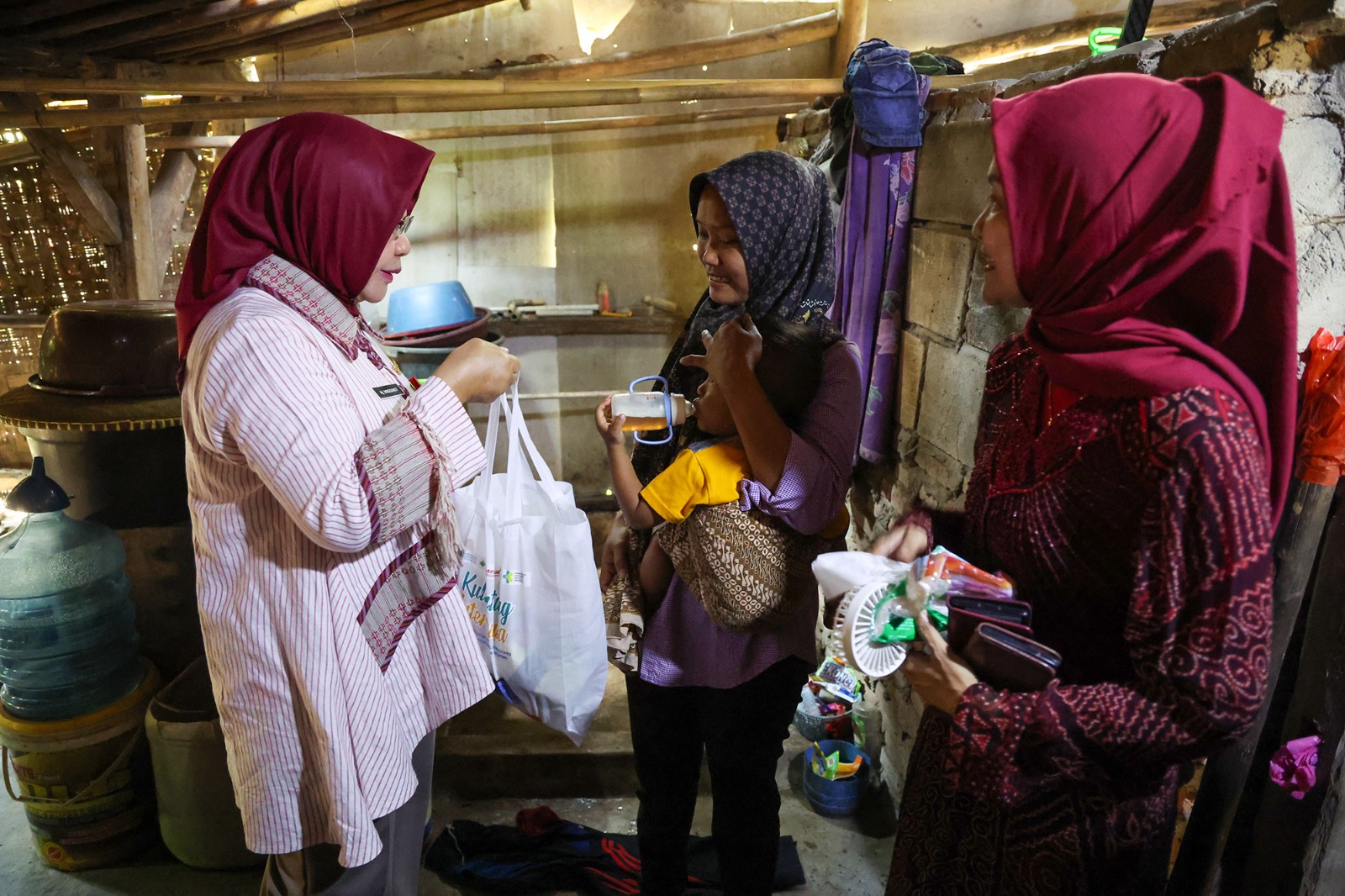 Pj Sekda Provinsi Banten Virgojanti saat memberikan bantuan kepada ibu dan anak di Lebak.