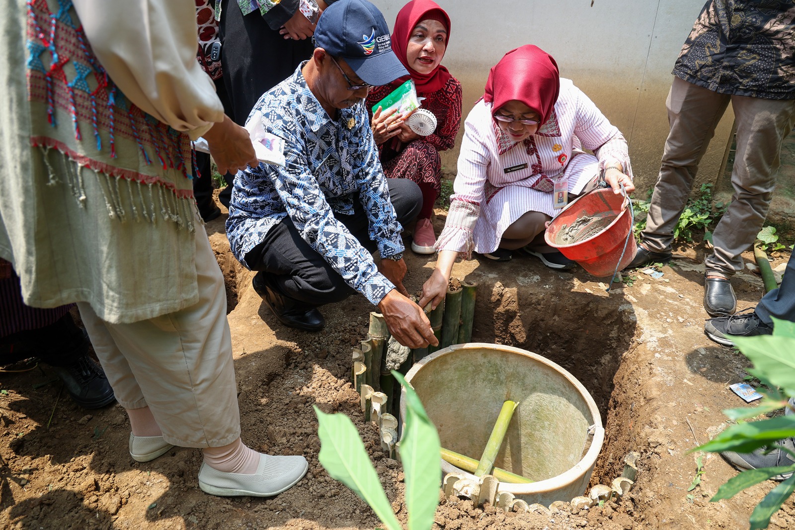 Pj Sekda Provinsi Banten Virgojanti saat simbolis membangun jamban sehat.