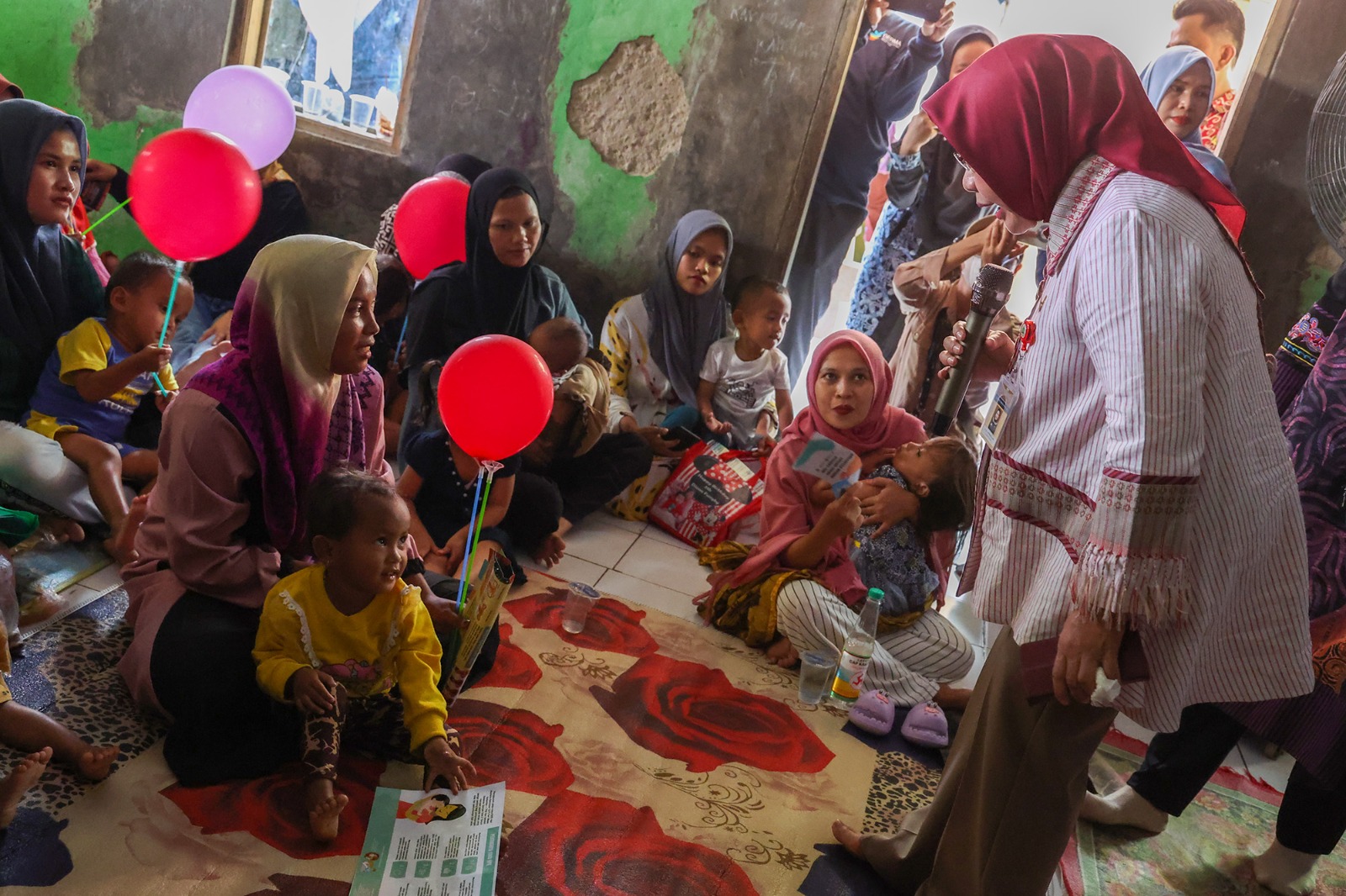 Pj Sekda Provinsi Banten Virgojanti bersama ibu dan anak-anak di Lebak.