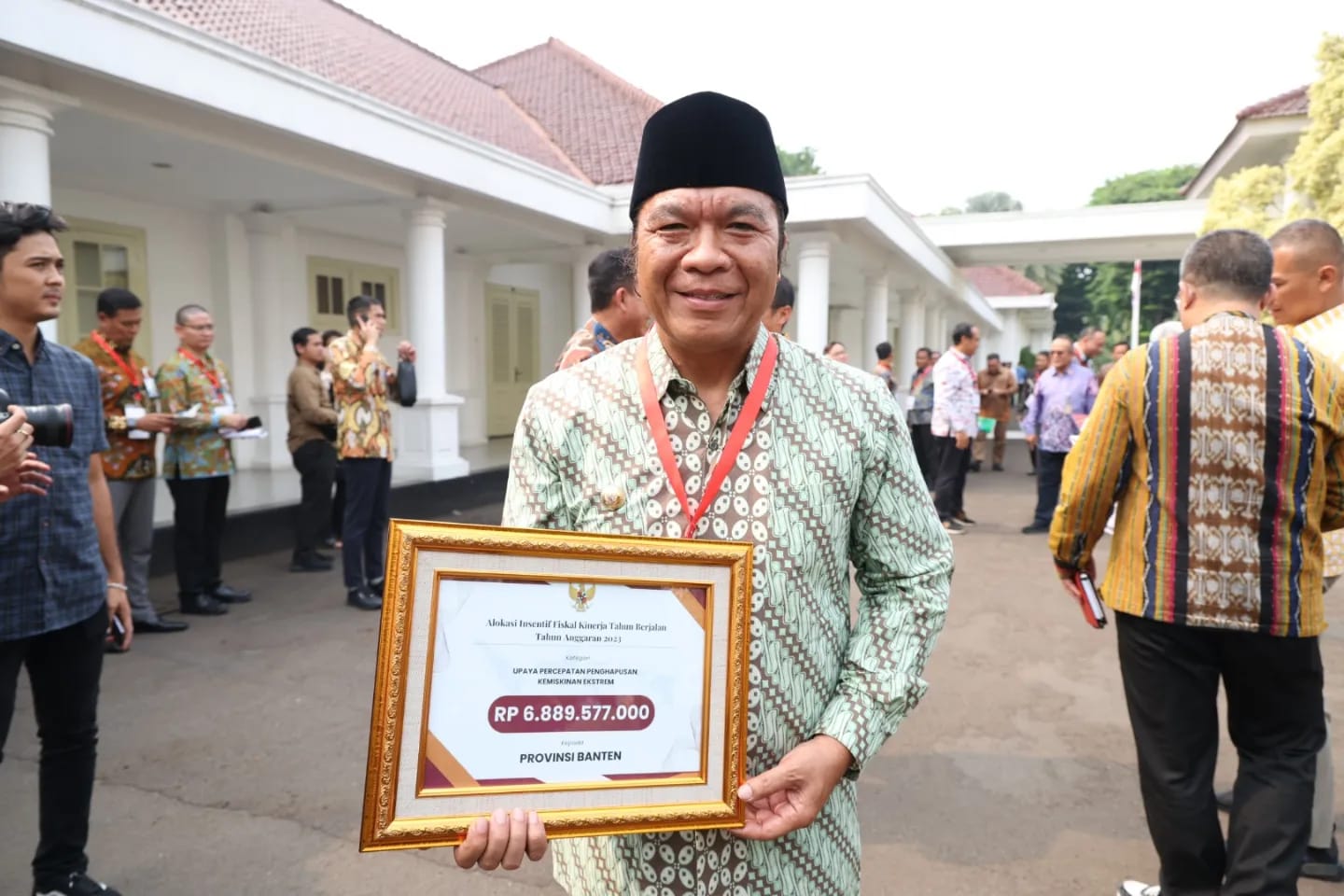 Pj Gubernur Banten Al Muktabar saat menunjukan penghargaan.