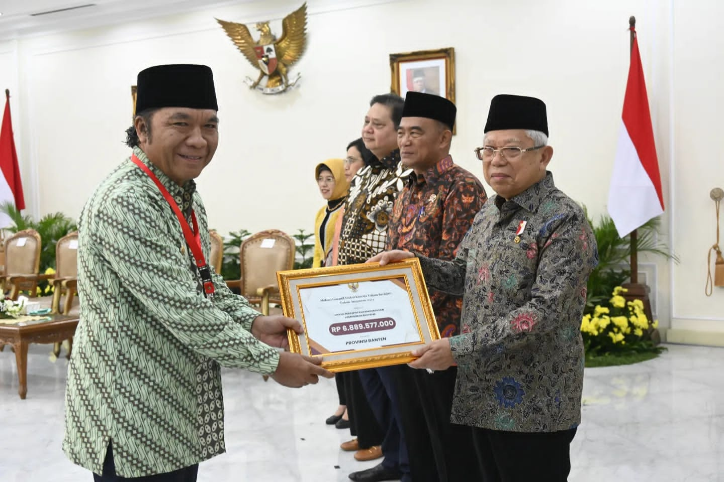 Wakil Presiden RI KH Ma'ruf Amin saat memberikan penghargaan ke Pj Gubernur Banten Al Muktabar.