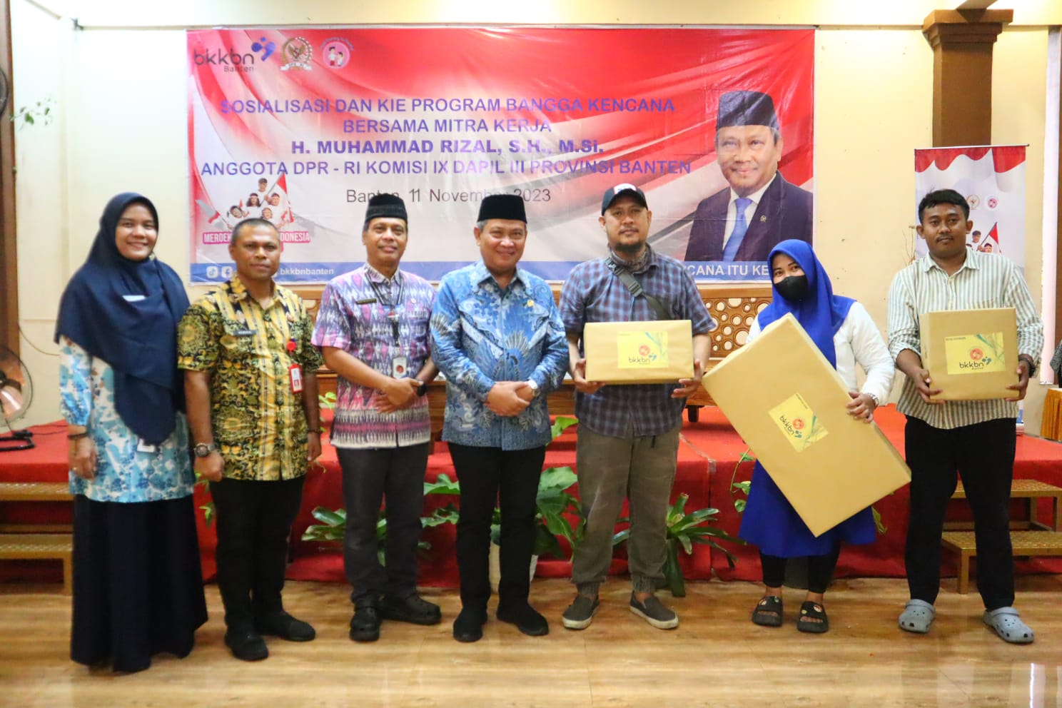 Dewan Muhammad Rizal dan narasumber bersama para pemenang dorprize.