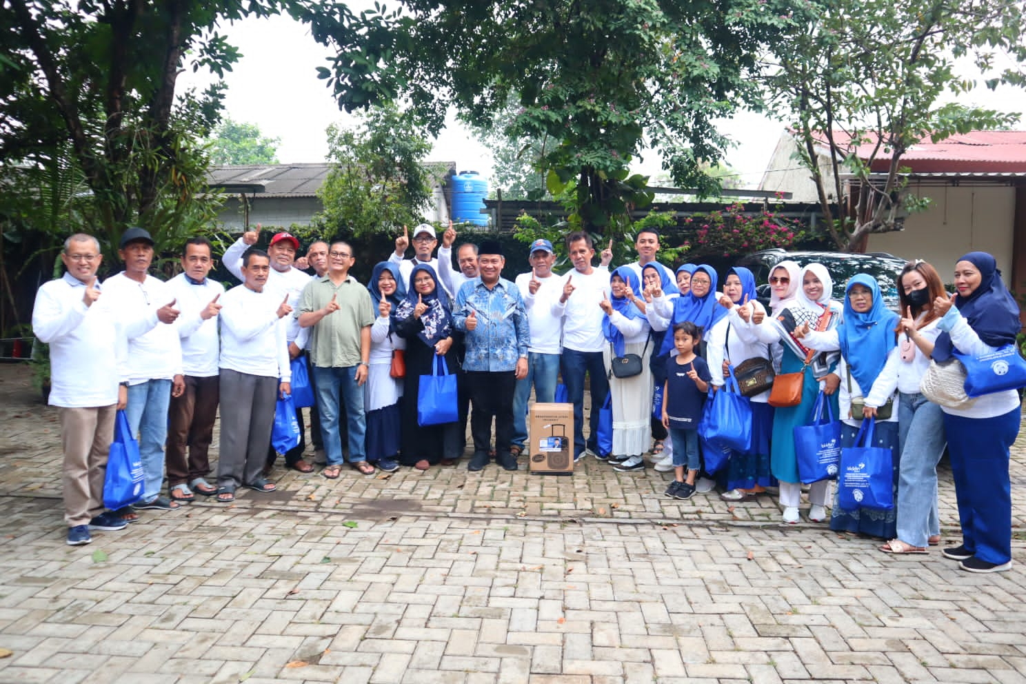 Dewan Muhammad Rizal saat foto bersama masyarakat.