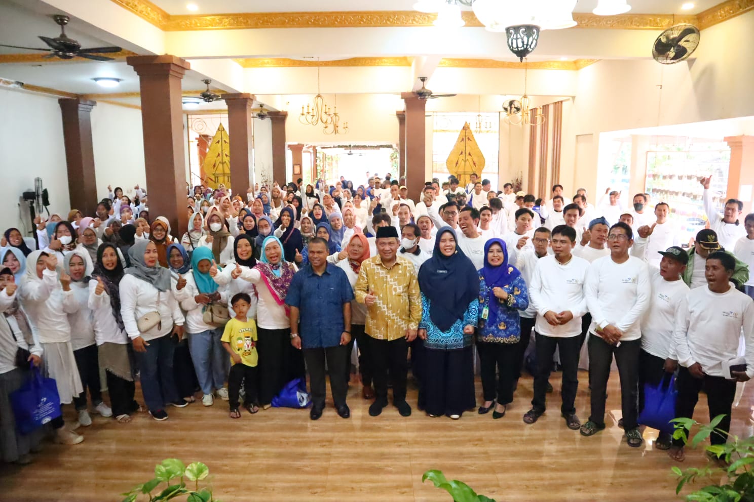 Dewan Muhammad Rizal dan narasumber saat foto bersama masyarakat.