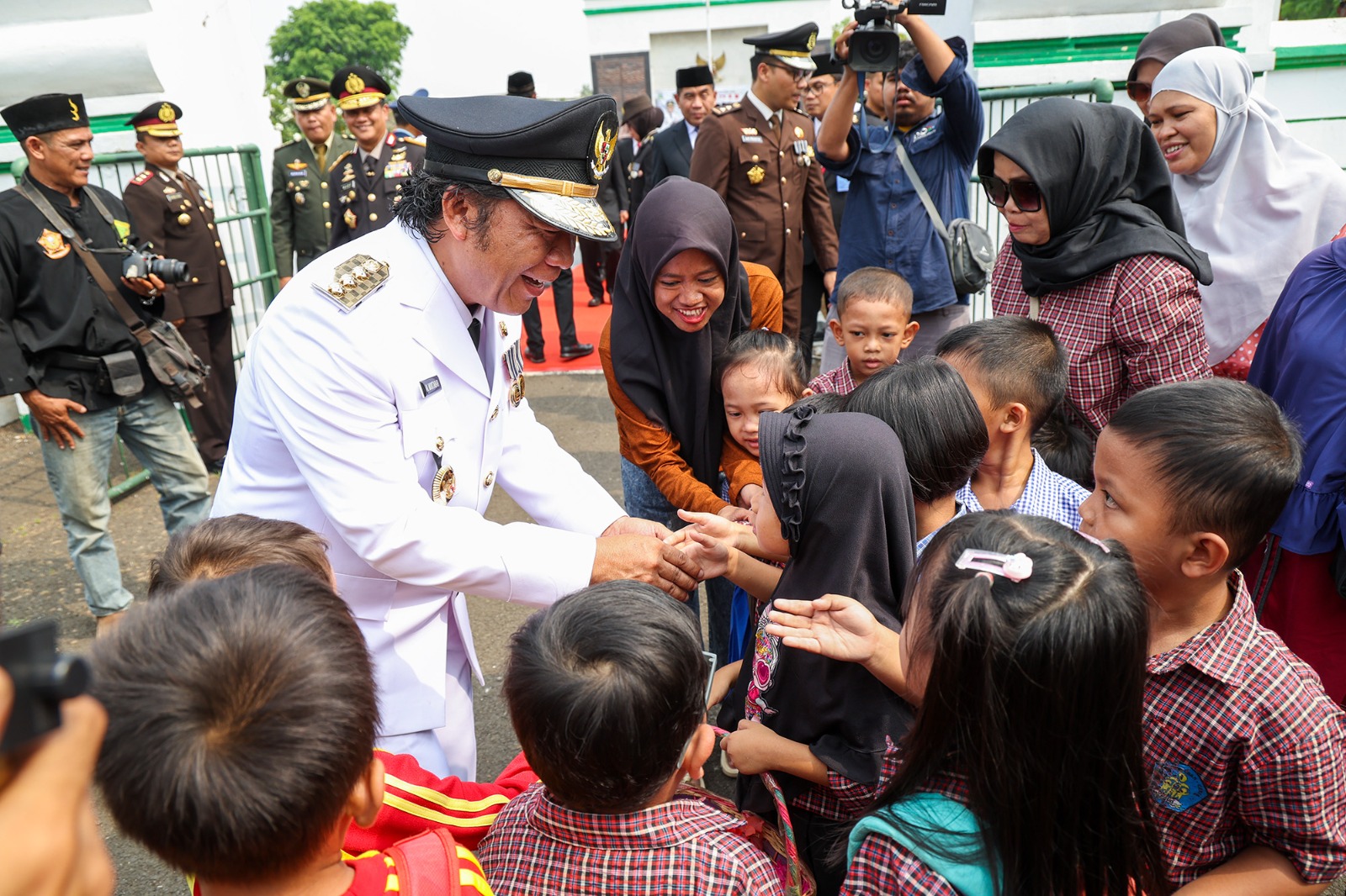 Pj Al Muktabar bersama anak-anak paud.