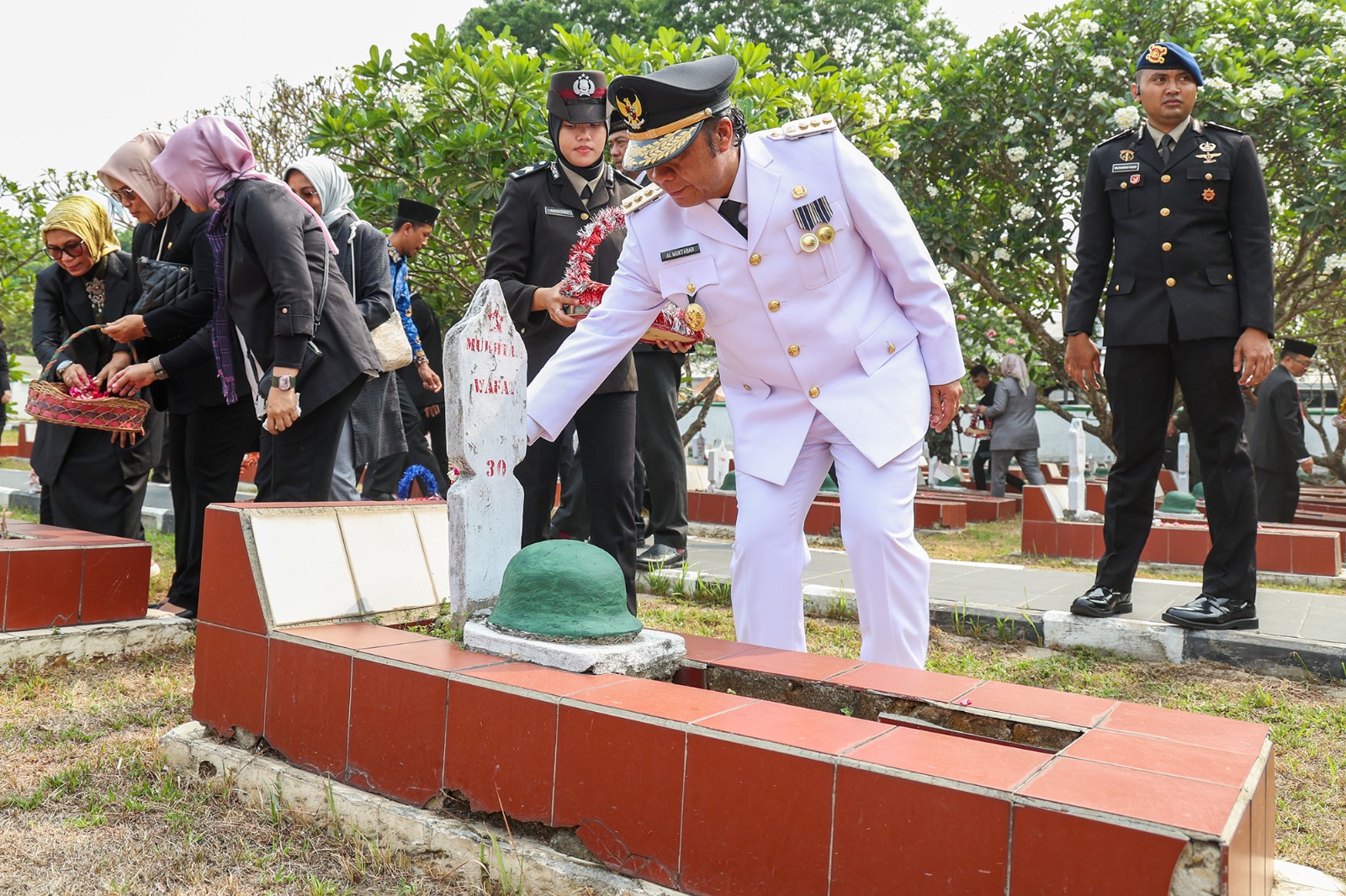 Pj Al Muktabar Ziarah ke Taman Makam Pahlawan di Ciceri Kota Serang