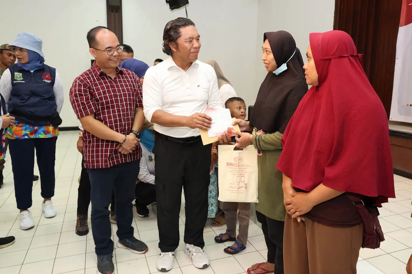 Pj Al Muktabar saat menyalurkan bantuan untuk warga cilegon.