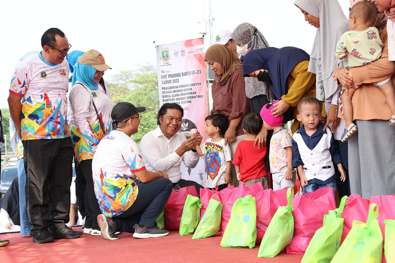 Pj Al Muktabar saat menyalurkan bantuan untuk anak-anak.