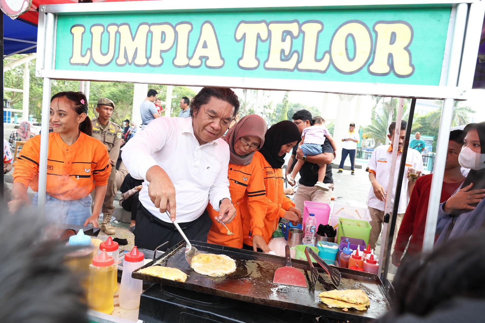 Pj Al Muktabar saat jadi tukang lumpia telor.