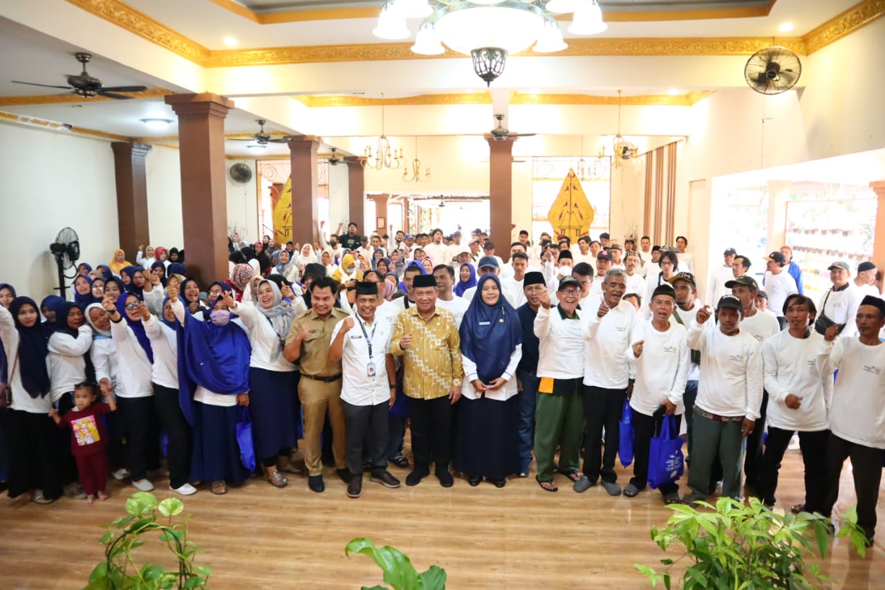 Dewan Muhammad Rizal saat foto bersama masyarakat.