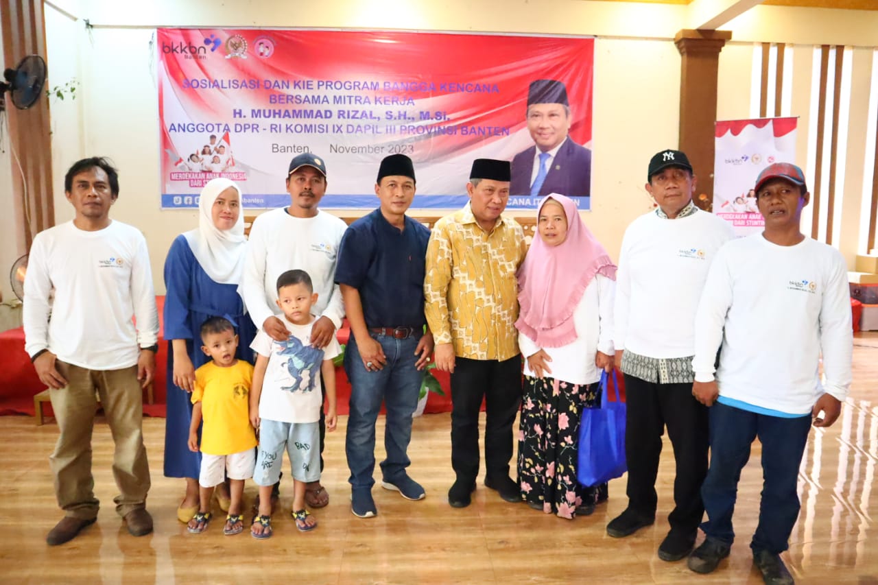 Dewan Muhammad Rizal saat foto bersama masyarakat.