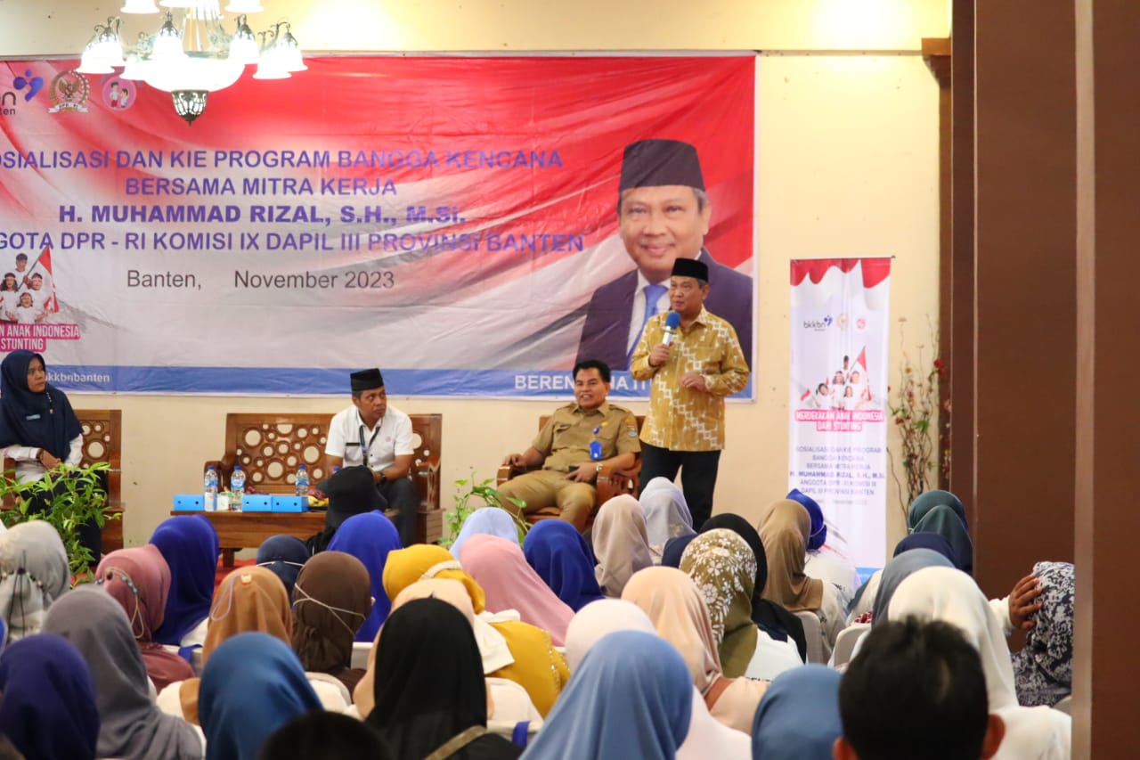 Dewan Muhammad Rizal saat memaparkan materi sosialisasi pencegahan stunting.