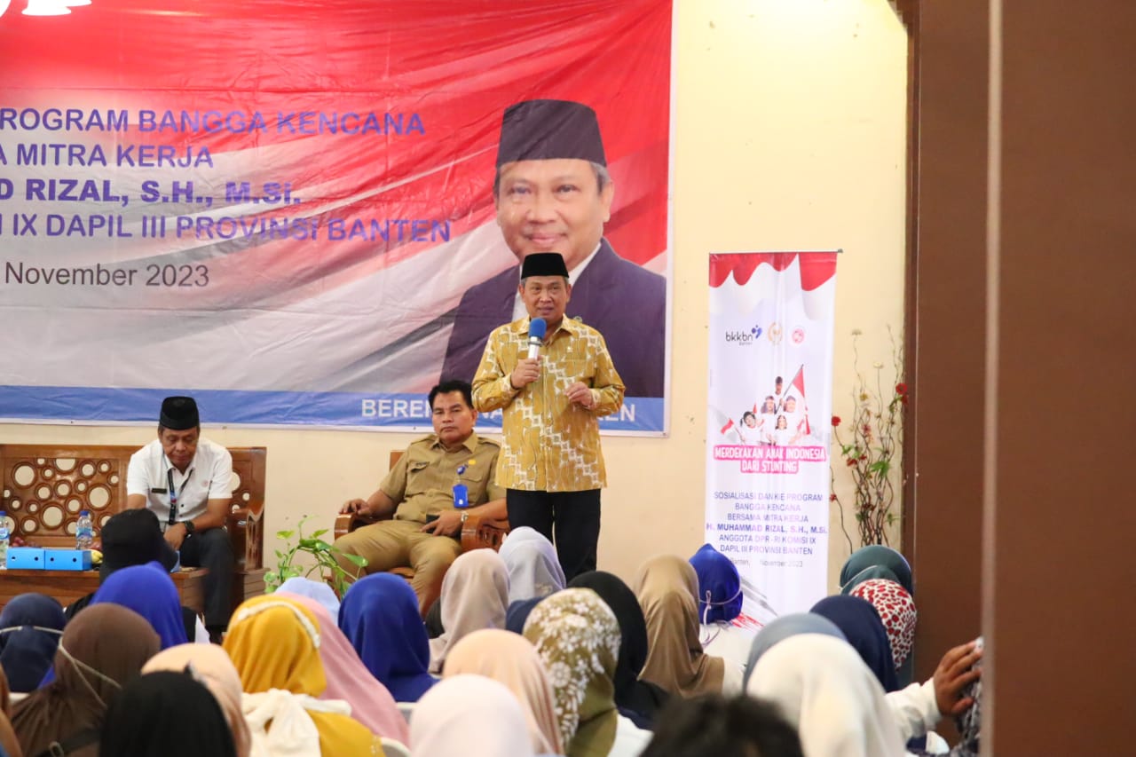 Dewan Muhammad Rizal saat memaparkan materi sosialisasi pencegahan stunting.