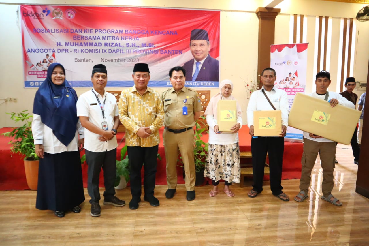 Dewan Muhammad Rizal dan narasumber bersama para pemenang dorprize.