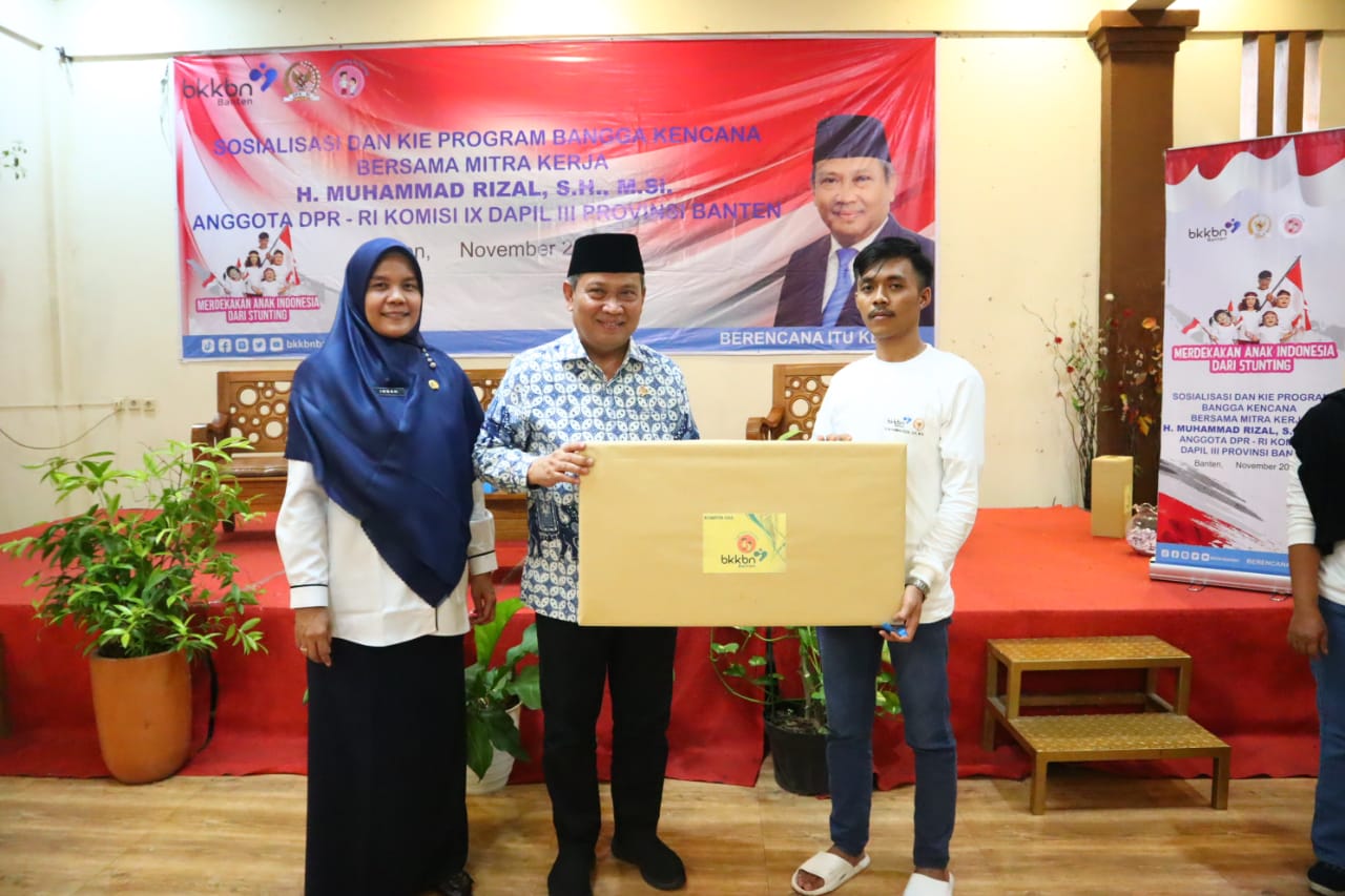 Dewan Muhammad Rizal di dampingi Ibu Indah Susanti saat menyerahkan hadiah Doorprize.