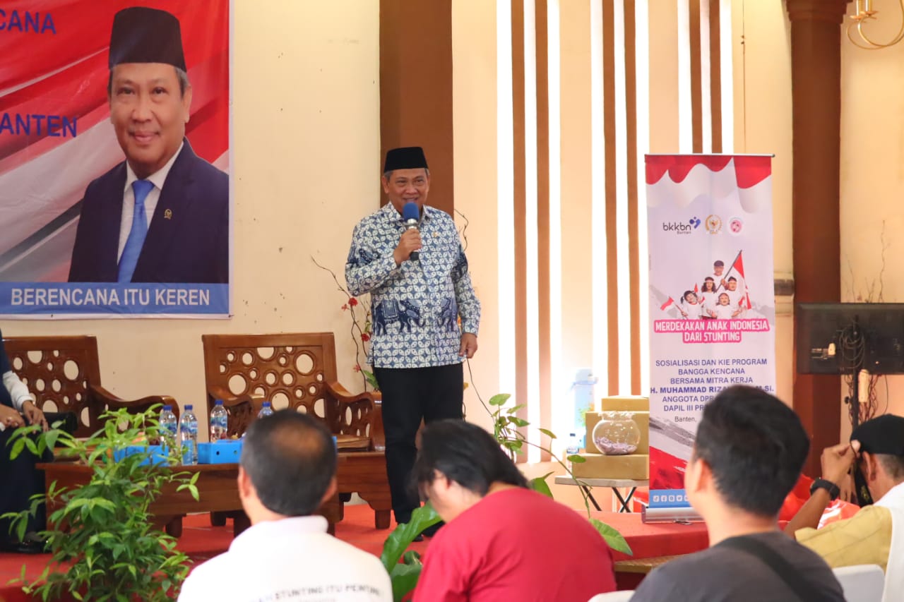 Dewan Muhammad Rizal saat memaparkan materi sosialisasi pencegahan stunting.