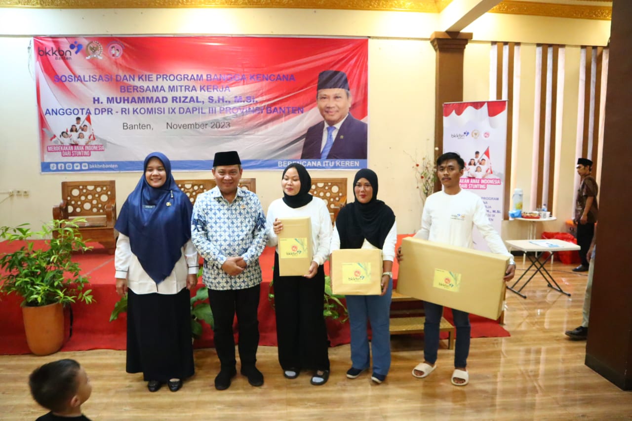 Dewan Muhammad Rizal foto bersama para pemenang Doorprize.