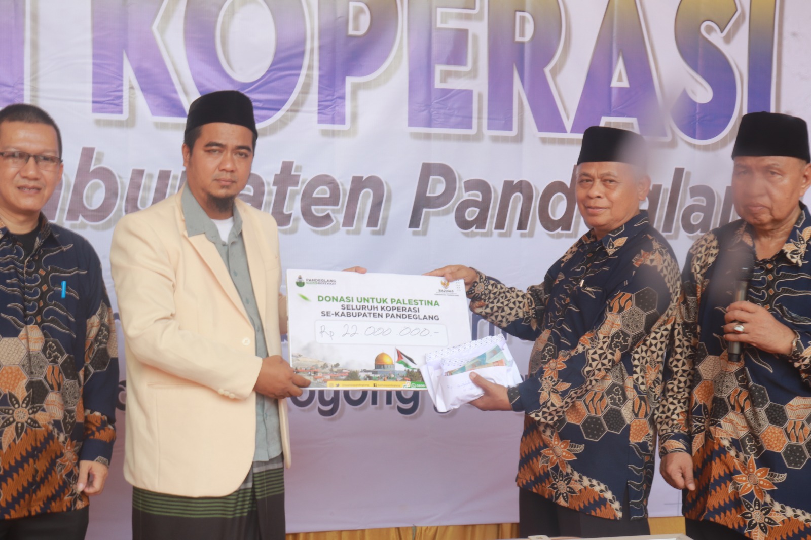 Wakil Ketua Dewan Koperasi Daerah (Dekopinda) Pandeglang Dindin Herdiansyah saat memberikan Bantuan Donasi ke Palestina Melalui Baznas Pandeglang.