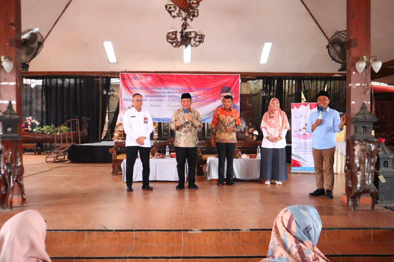 Dewan Muhammad Rizal saat memaparkan materi sosialisasi pencegahan stunting.