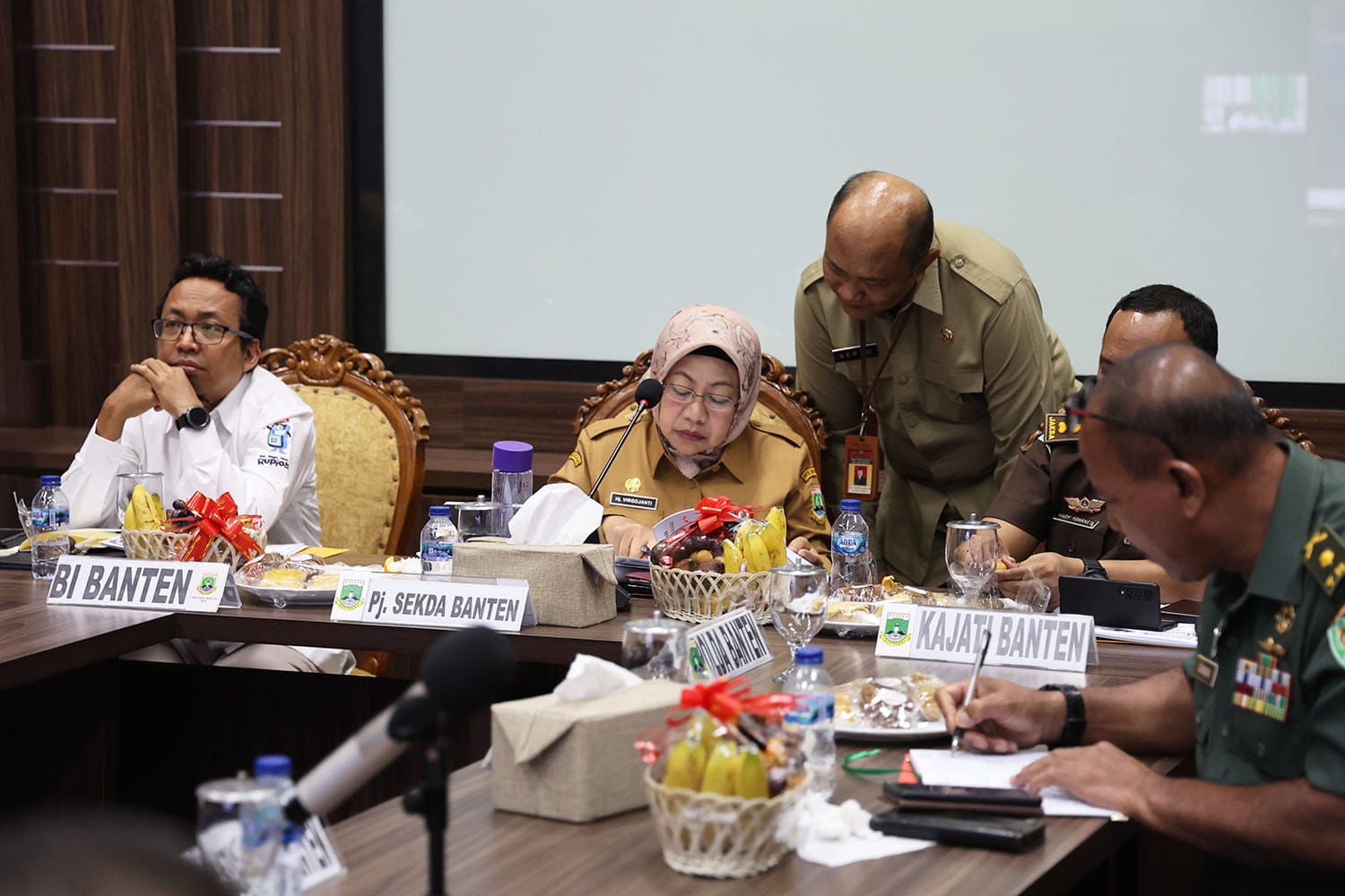 Pj Sekda Banten Virgojanti saat memimpin rapat.