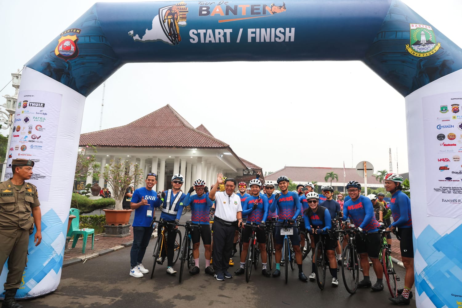 Pj Gubernur Banten Al Muktabar saat melepas peserta Sepeda Tour de Banten 2023.