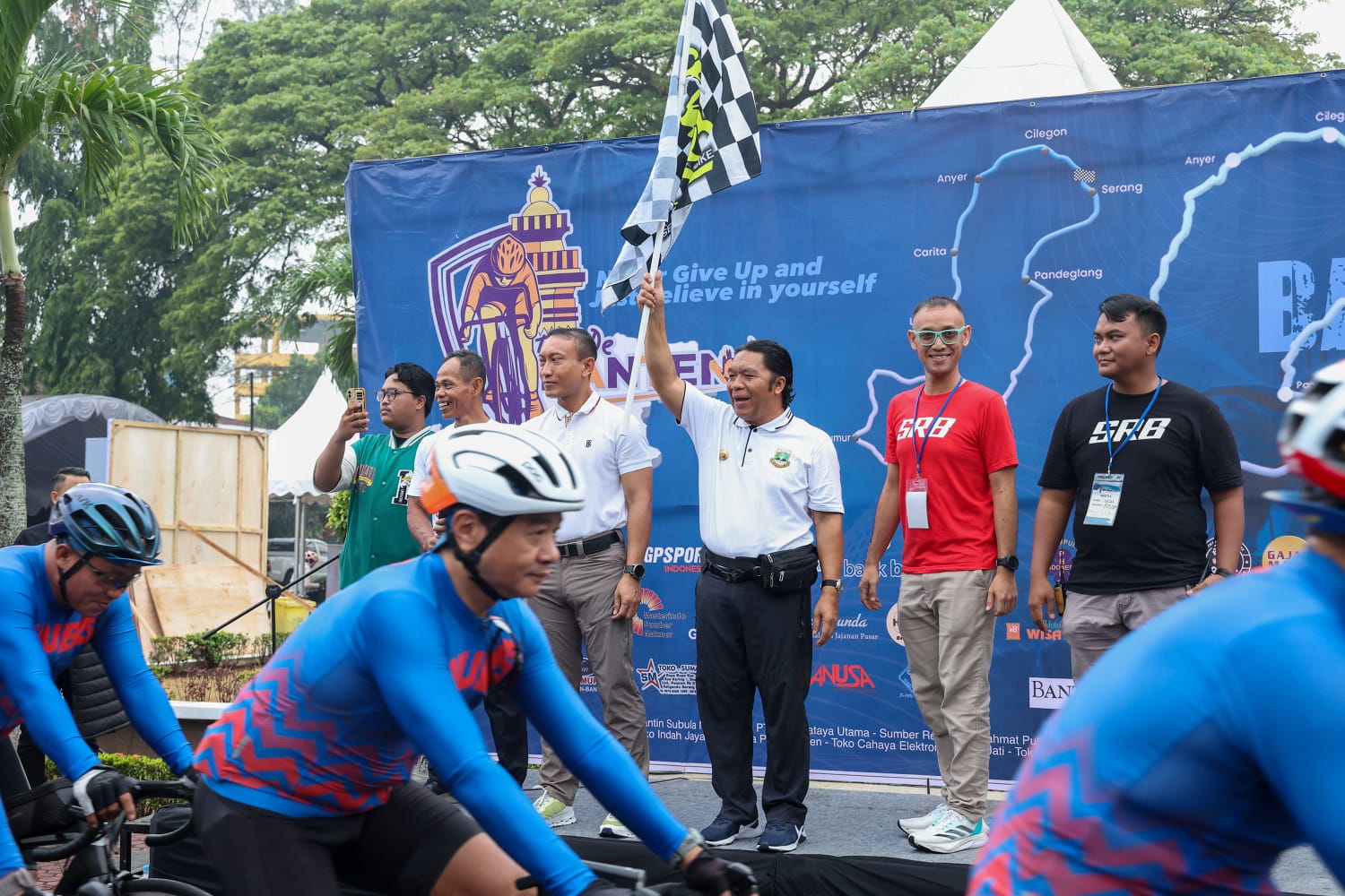 Pj Gubernur Banten Al Muktabar saat melepas peserta Sepeda Tour de Banten 2023.