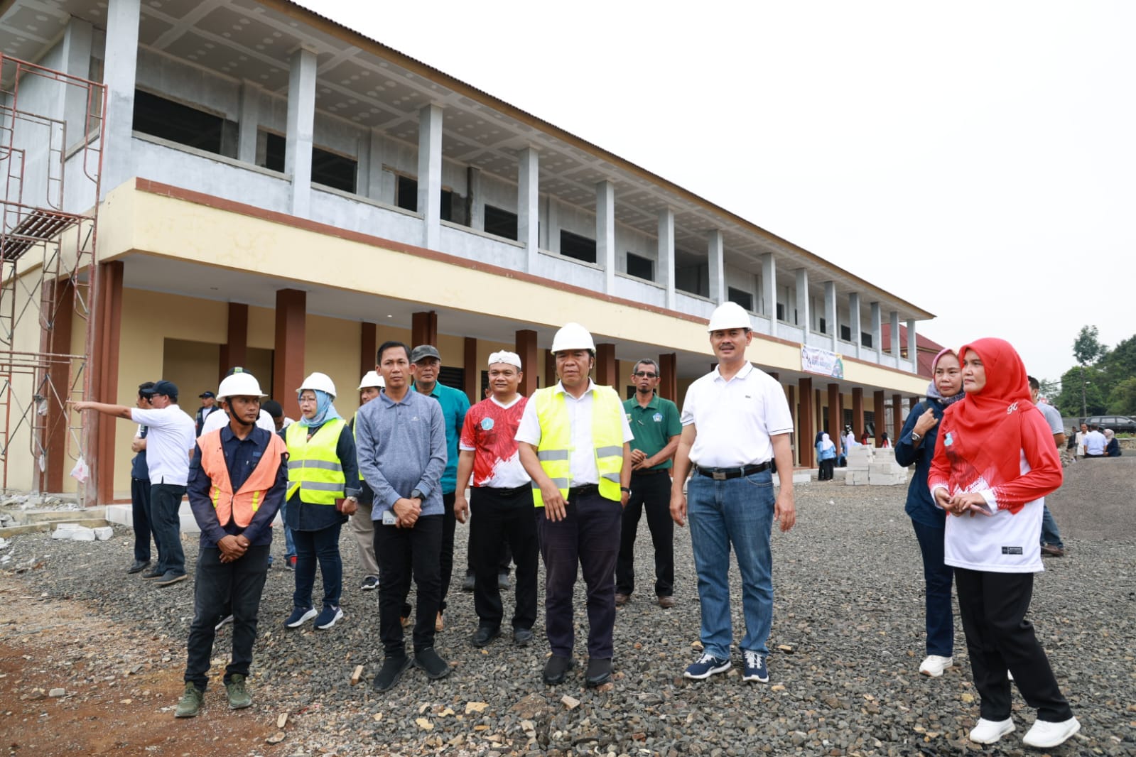 Pj Gubernur Banten Al Muktabar bersama rombongannya meninjau pembangunan sekolah.