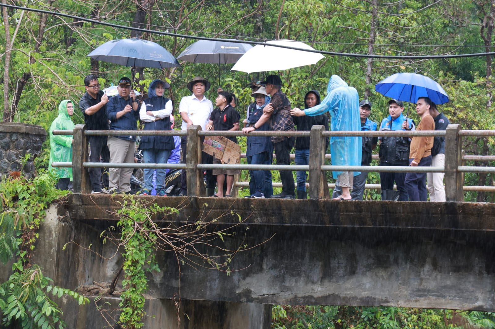 Pj Al Muktabar saat meninjau kondisi ruas jalan Sumur - Taman Jaya - Ujung Jaya.