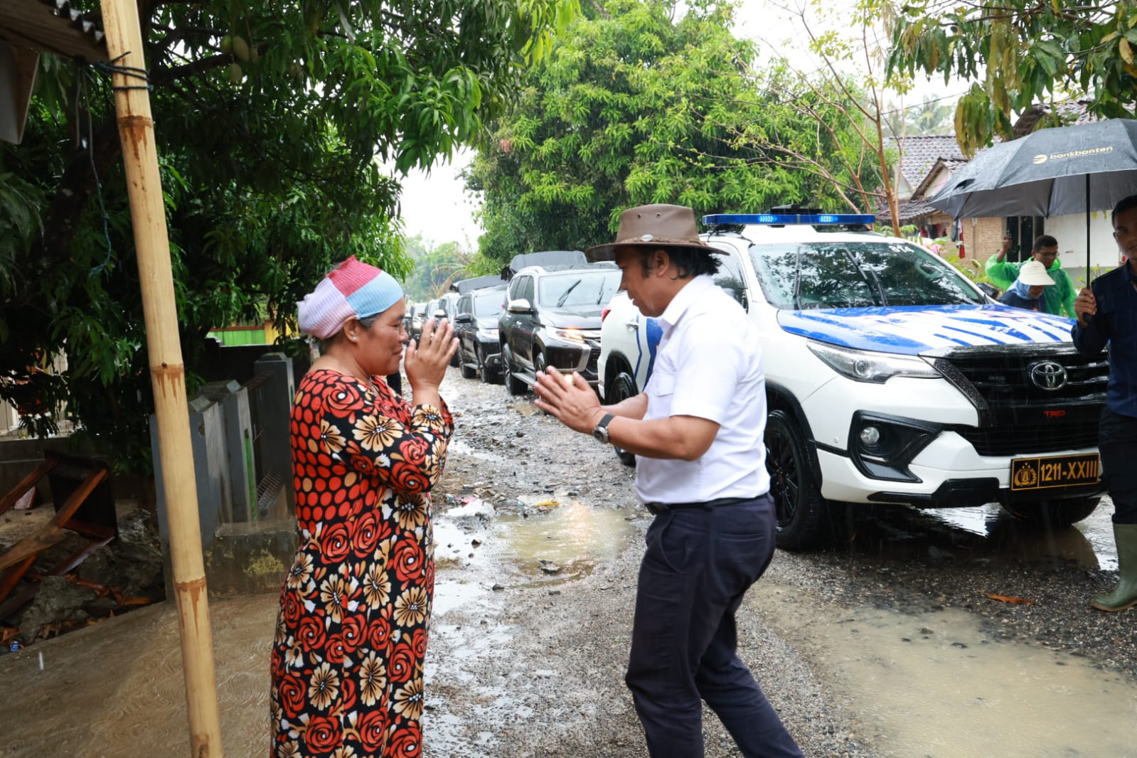 Pj Al Muktabar saat meninjau kondisi ruas jalan Sumur - Taman Jaya - Ujung Jaya.