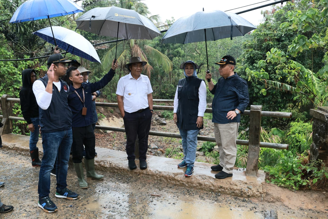 Pj Al Muktabar saat meninjau kondisi ruas jalan Sumur - Taman Jaya - Ujung Jaya.