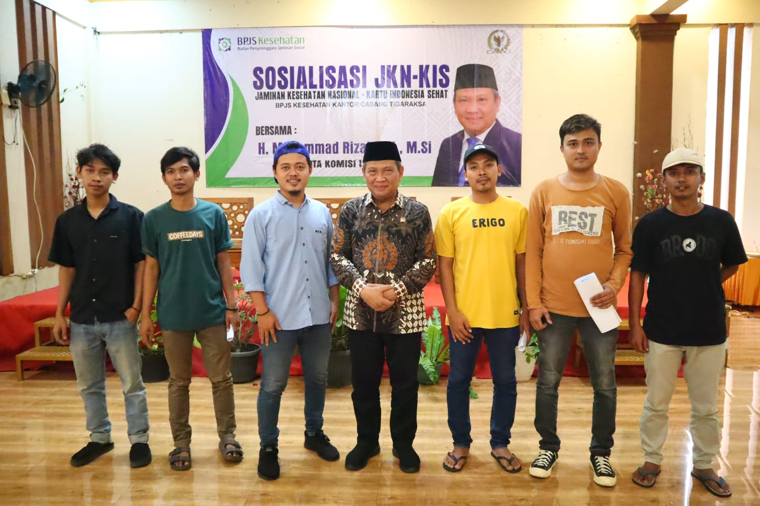 Dewan Muhammad Rizal saat foto bersama masyarakat.