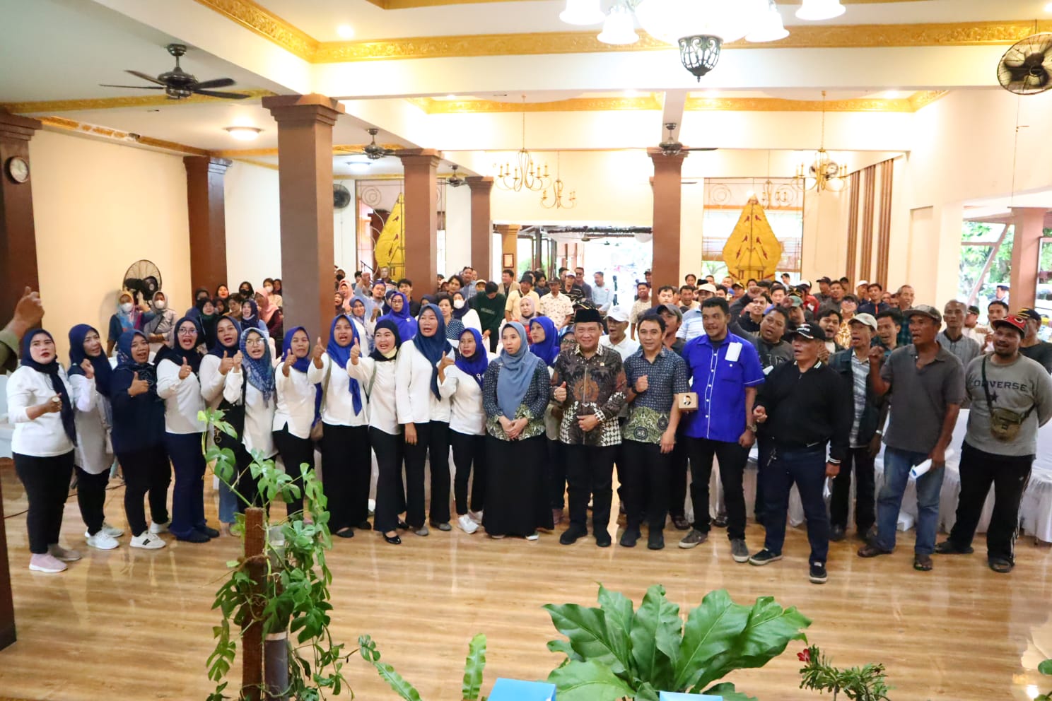 Dewan Muhammad Rizal saat foto bersama masyarakat.