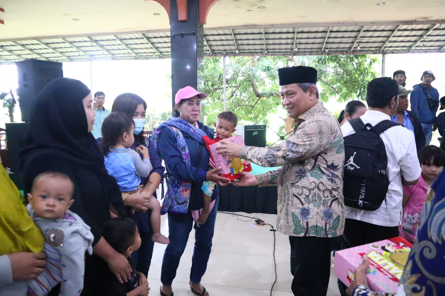 Dewan Muhammad Rizal saat memberikan biskuit makanan bergizi untuk balita dan ibu Hamil.